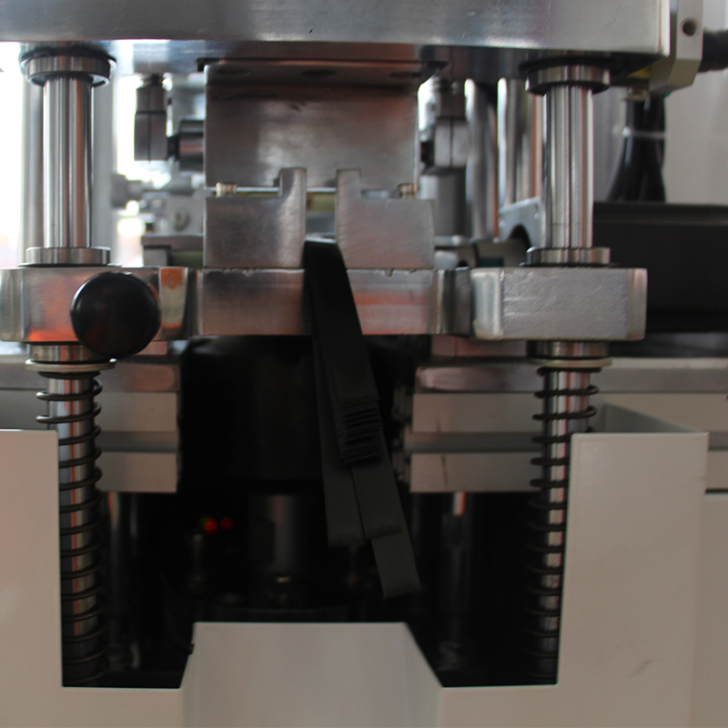 超聲波自動(dòng)堆疊型剪切機(jī) HD-1418 超聲波自動(dòng)堆疊型剪切機(jī) HD-1418